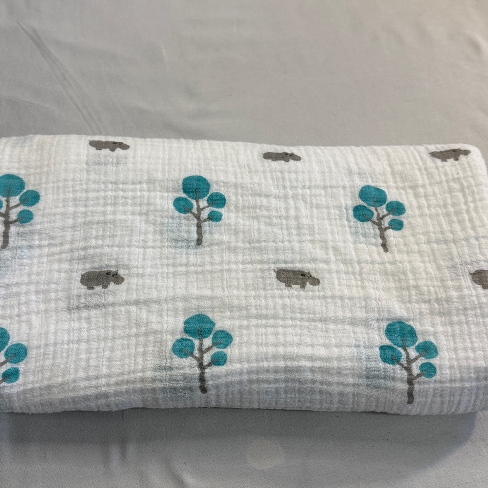 🐥 LuluJo - White Swaddle Blanket with fun tree and hippo design